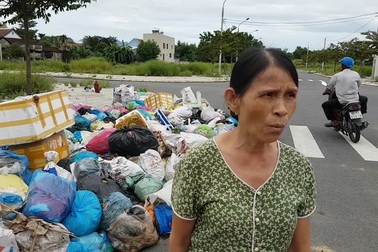 Rác thải ùn ứ từ trong nhà ra ngoài ngõ