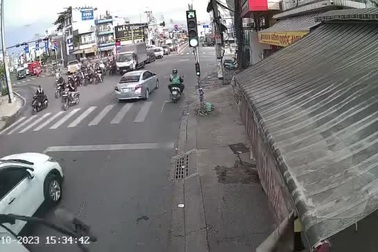 Xe rác lấn làn vượt ẩu trên đường hẹp, tông lệch cả đèn báo giao thông