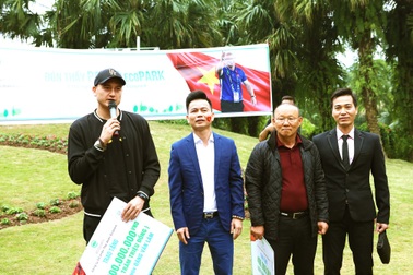 Cư dân Ecopark nồng nhiệt chào đón thầy trò HLV Park Hang Seo và thủ môn Đặng Văn Lâm