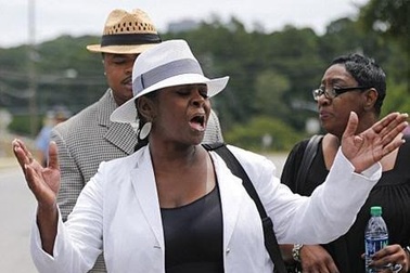 Loạt bi kịch trớ trêu trong đám tang Bobbi Kristina