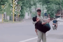 Những vai diễn lạ nhất màn ảnh Việt: Đang "hóng chuyện" được mời đóng phim