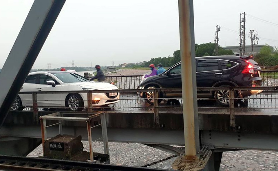 Hà Nội: Xử phạt tài xế lái ô tô đi ngược chiều trên cầu Đuống - 1 Hà Nội: Xử phạt tài xế lái ô tô đi ngược chiều trên cầu Đuống - 1