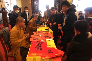 Hàng nghìn người chen chân lên chùa xin chữ, cầu bình an