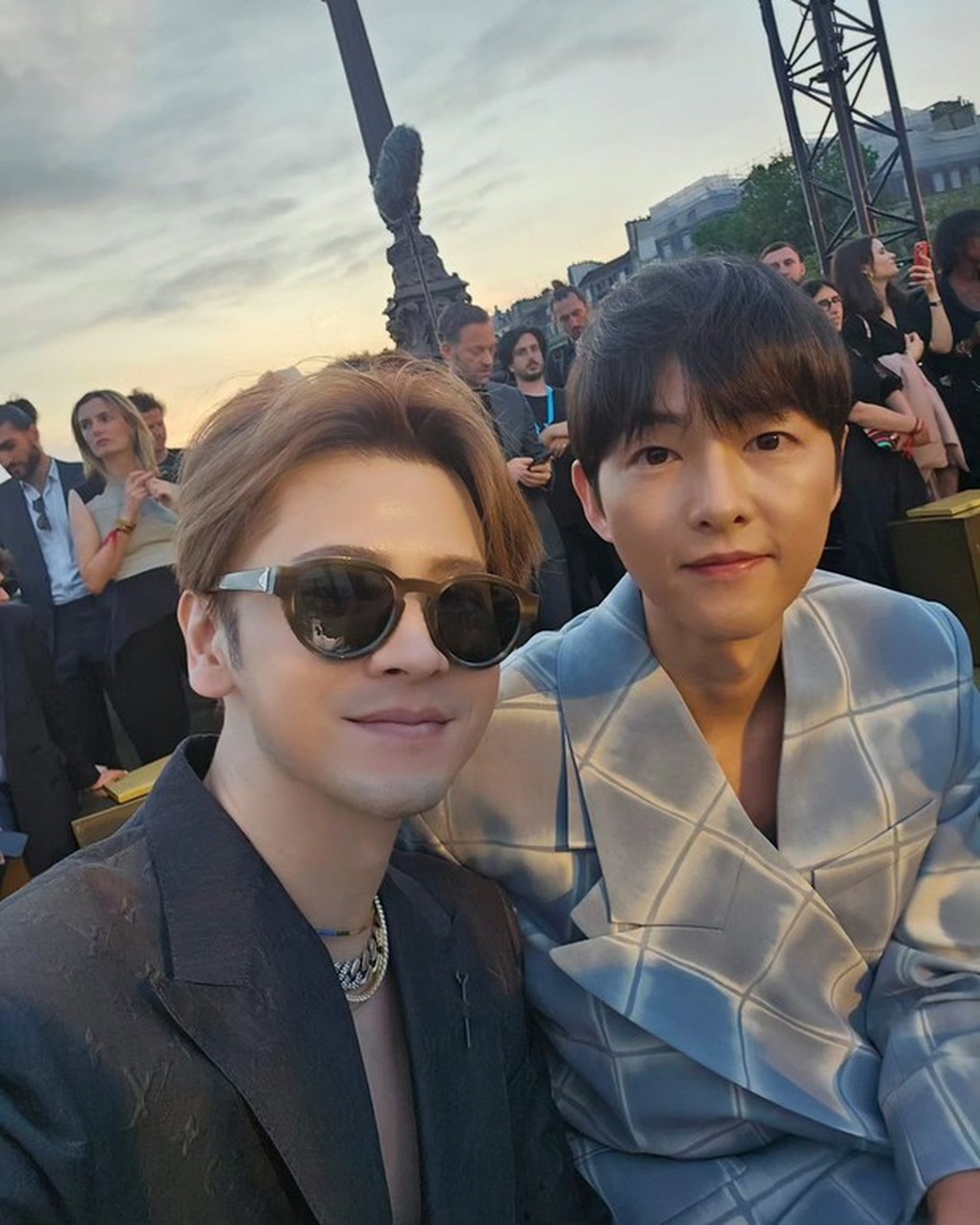 Song Joong Ki lộ diện sau phát ngôn gây sốc mất việc vì kết hôn và có con - 4 Song Joong Ki lộ diện sau phát ngôn gây sốc mất việc vì kết hôn và có con - 4