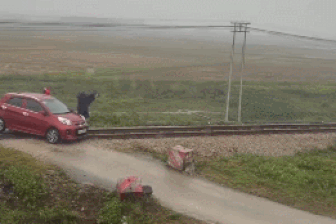 Nổi bật tuần qua: Thót tim khoảnh khắc tàu kịp dừng tránh ô tô bị mắc kẹt