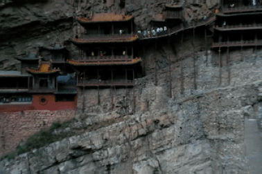 Sửng sốt với ngôi đền lớn treo lơ lửng trên vách đá tại Trung Quốc
