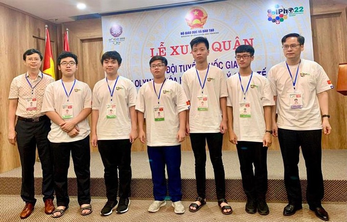 5 học sinh Việt Nam (đứng giữa) tham dự Olympic Vật lí quốc tế 2022.