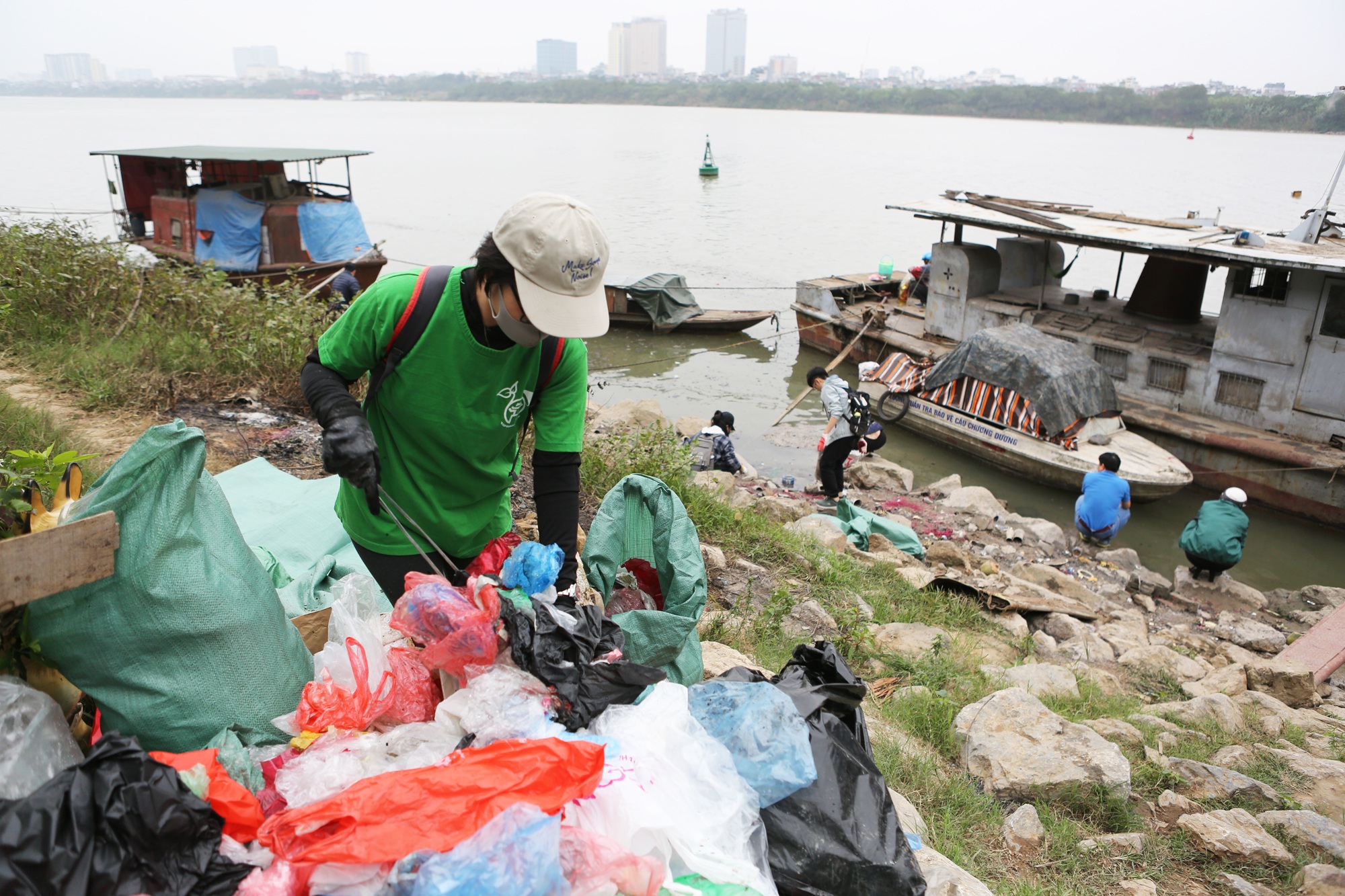 Người nước ngoài tình nguyện nhặt rác ngày ông Công ông Táo - 5 Người nước ngoài tình nguyện nhặt rác ngày ông Công ông Táo - 5
