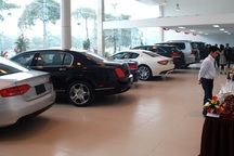 Giá ô tô nhảy vọt theo giá USD