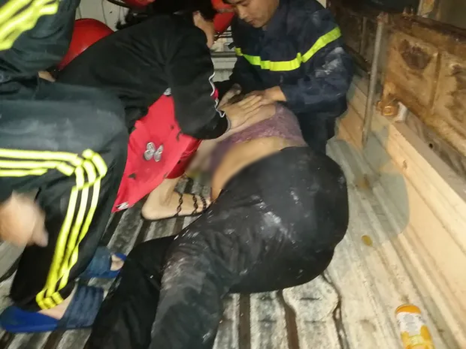 Hà Nội: 2 cụ bà được giải cứu khỏi đám cháy trên phố cổ - 1 Hà Nội: 2 cụ bà được giải cứu khỏi đám cháy trên phố cổ - 1