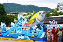 Cá ngừ đại dương "ngồi xe điện" dạo phố biển Quy Nhơn