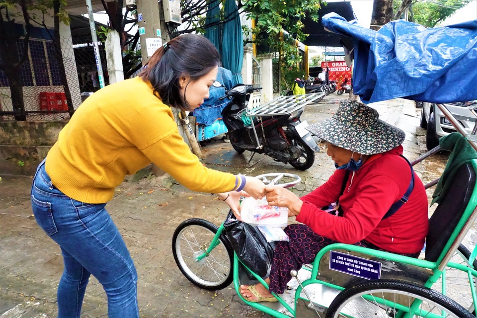 Người phụ nữ đều đặn mỗi tháng tặng người lao động nghèo cơm chay miễn phí - 3 Người phụ nữ đều đặn mỗi tháng tặng người lao động nghèo cơm chay miễn phí - 3