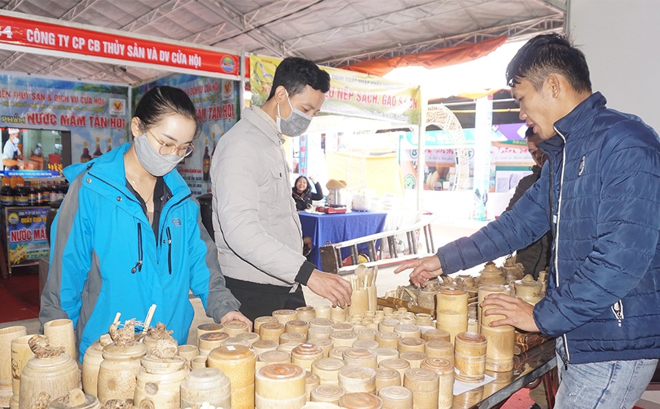 Những người bắt rễ tre đẻ tiền - 1 Những người bắt rễ tre đẻ tiền - 1