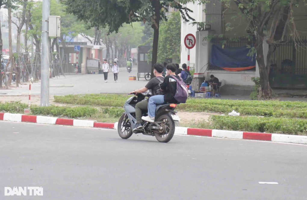 Vội đi thi, nam sinh lớp 11 ở Hà Nội lấy xe máy trên 50CC của bố đến trường - 5 Vội đi thi, nam sinh lớp 11 ở Hà Nội lấy xe máy trên 50CC của bố đến trường - 5