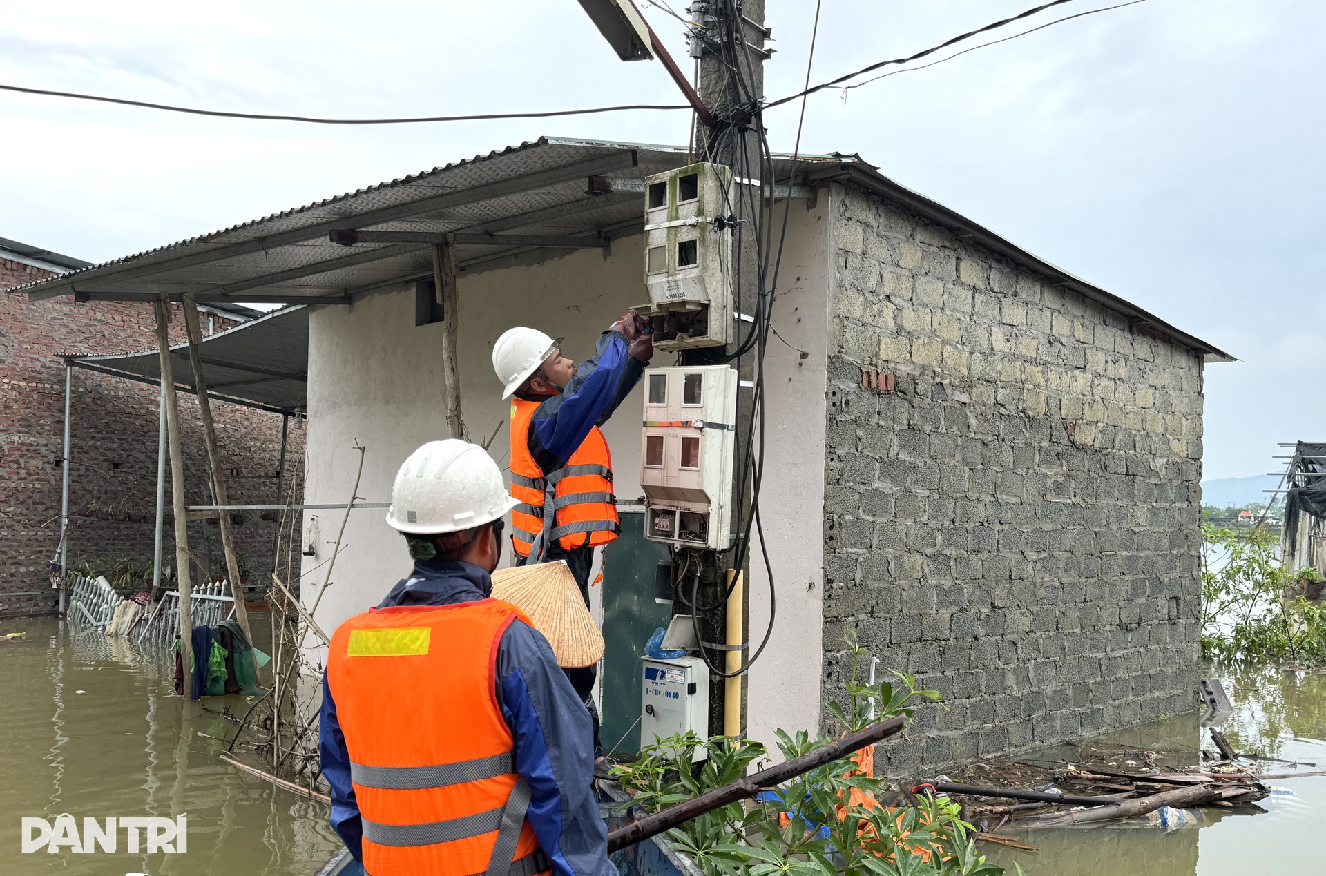 Hà Nội: Nhà chìm giữa ốc đảo, mẹ ôm con 9 tháng tuổi tháo chạy - 17 Hà Nội: Nhà chìm giữa ốc đảo, mẹ ôm con 9 tháng tuổi tháo chạy - 17