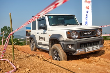 Mang Suzuki Jimny đi off-road để thấy đây là "xe ăn chơi" đúng nghĩa