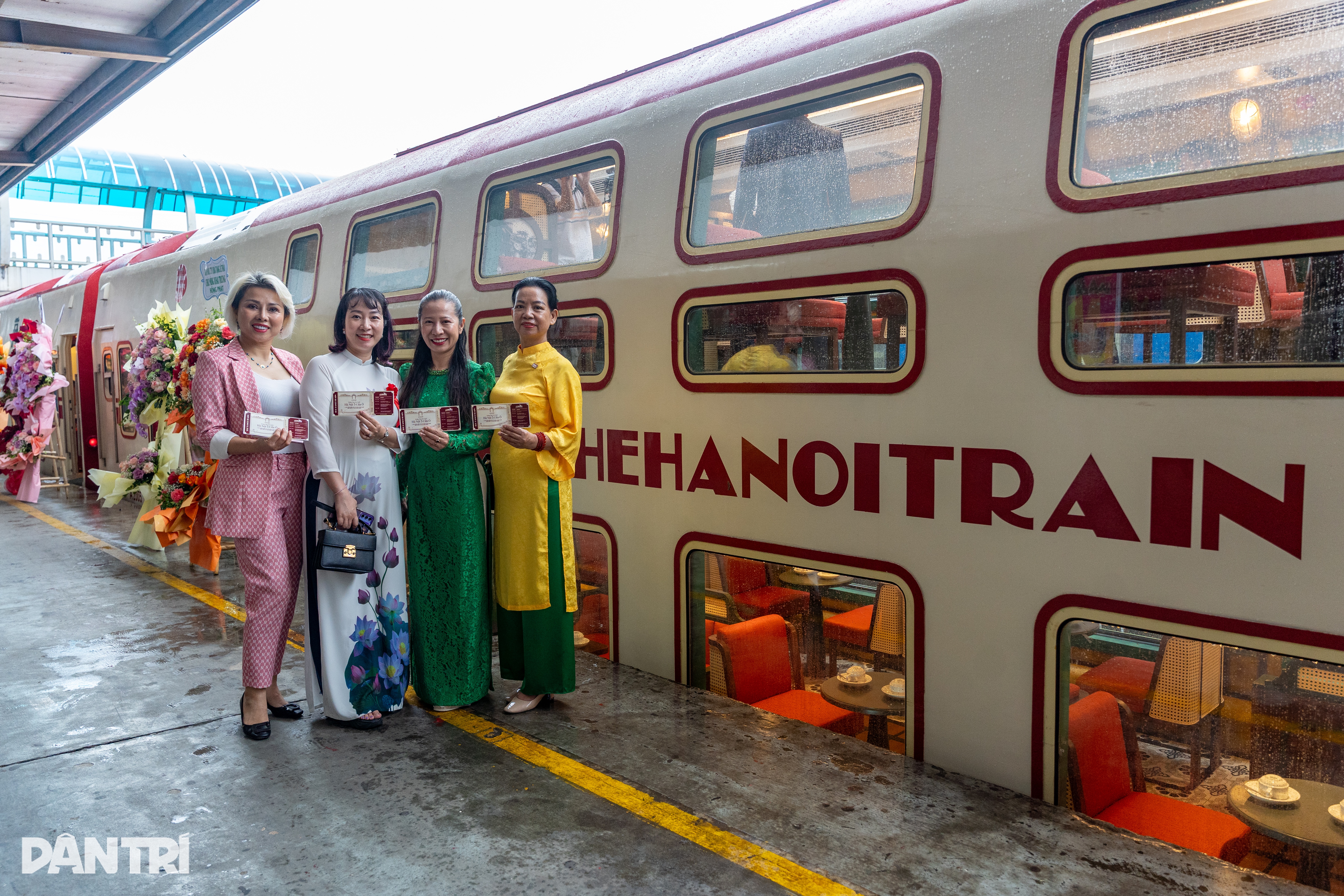 Nội thất sang trọng bên trong đoàn tàu du lịch 2 tầng đầu tiên ở Hà Nội
