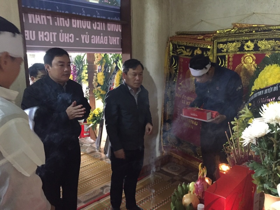 Chủ tịch xã qua đời vì nhiễm trùng sau nhiều ngày dầm lũ giúp dân - 4 Chủ tịch xã qua đời vì nhiễm trùng sau nhiều ngày dầm lũ giúp dân - 4