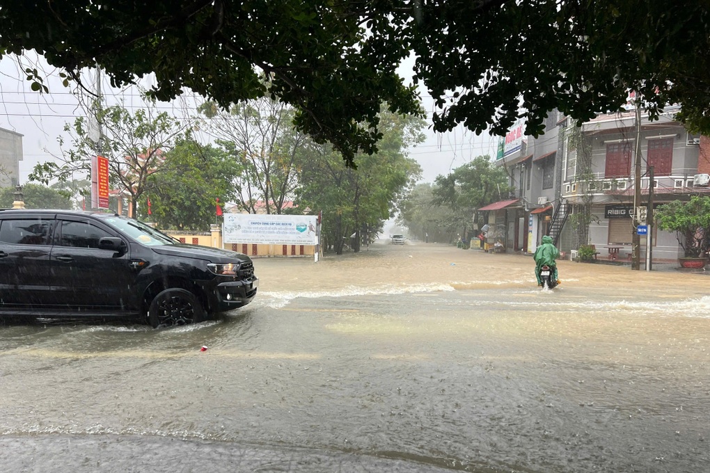 Mưa lớn gây ngập nhiều nơi ở Quảng Bình, người dân hối hả chạy lũ - 1 Mưa lớn gây ngập nhiều nơi ở Quảng Bình, người dân hối hả chạy lũ - 1