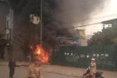 Hà Nội: Xưởng sửa chữa lốp ô tô bất ngờ cháy dữ dội