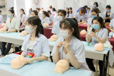 Hết giãn cách, nghề chăm sóc sắc đẹp lại làm không hết việc