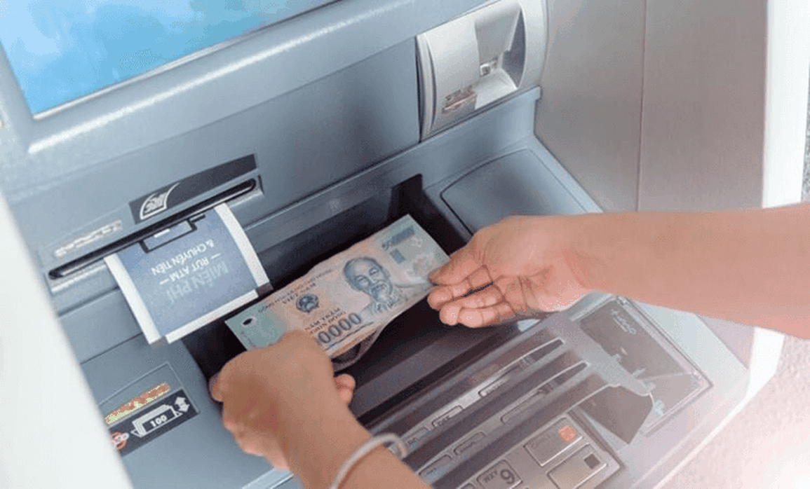 Công an Hà Nội tìm người bỏ quên 10 triệu đồng ở cây ATM - 1 Công an Hà Nội tìm người bỏ quên 10 triệu đồng ở cây ATM - 1