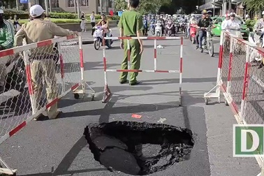 Xuất hiện hố sâu gần UBND TPHCM