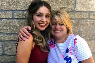 Nữ sinh 17 tuổi cào mặt bạn trai trước khi chết