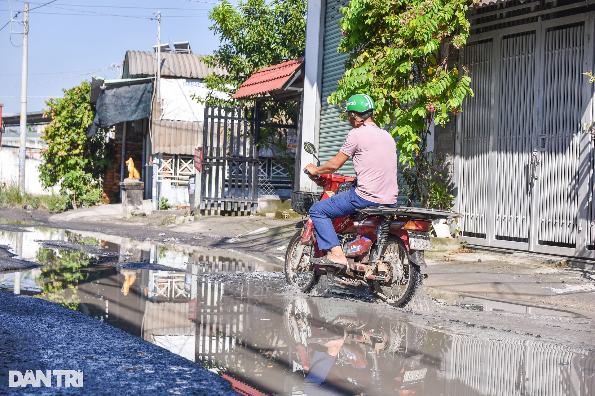 Khởi công sửa chữa con đường ngập nửa năm chưa rút ở TPHCM - 8 Khởi công sửa chữa con đường ngập nửa năm chưa rút ở TPHCM - 8