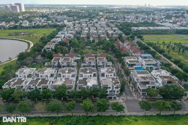 Hàng loạt biệt thự ''triệu đô'' không bóng người tại TPHCM