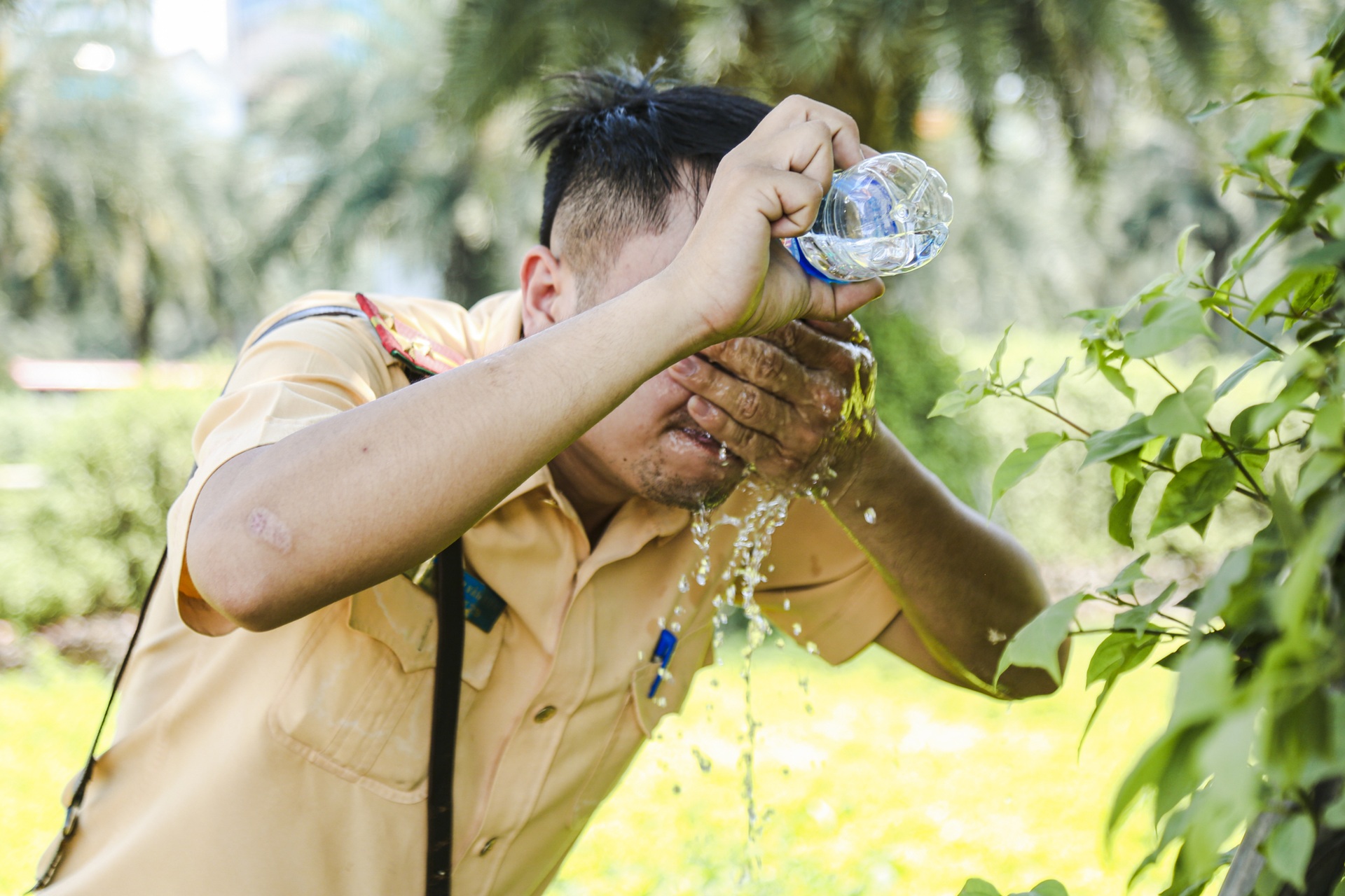 CSGT Hà Nội điều tiết giao thông dưới nắng nóng gay gắt như chảo lửa - 5