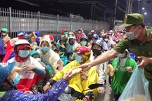 Miền Tây trắng đêm đón hàng nghìn người dân về quê tránh dịch