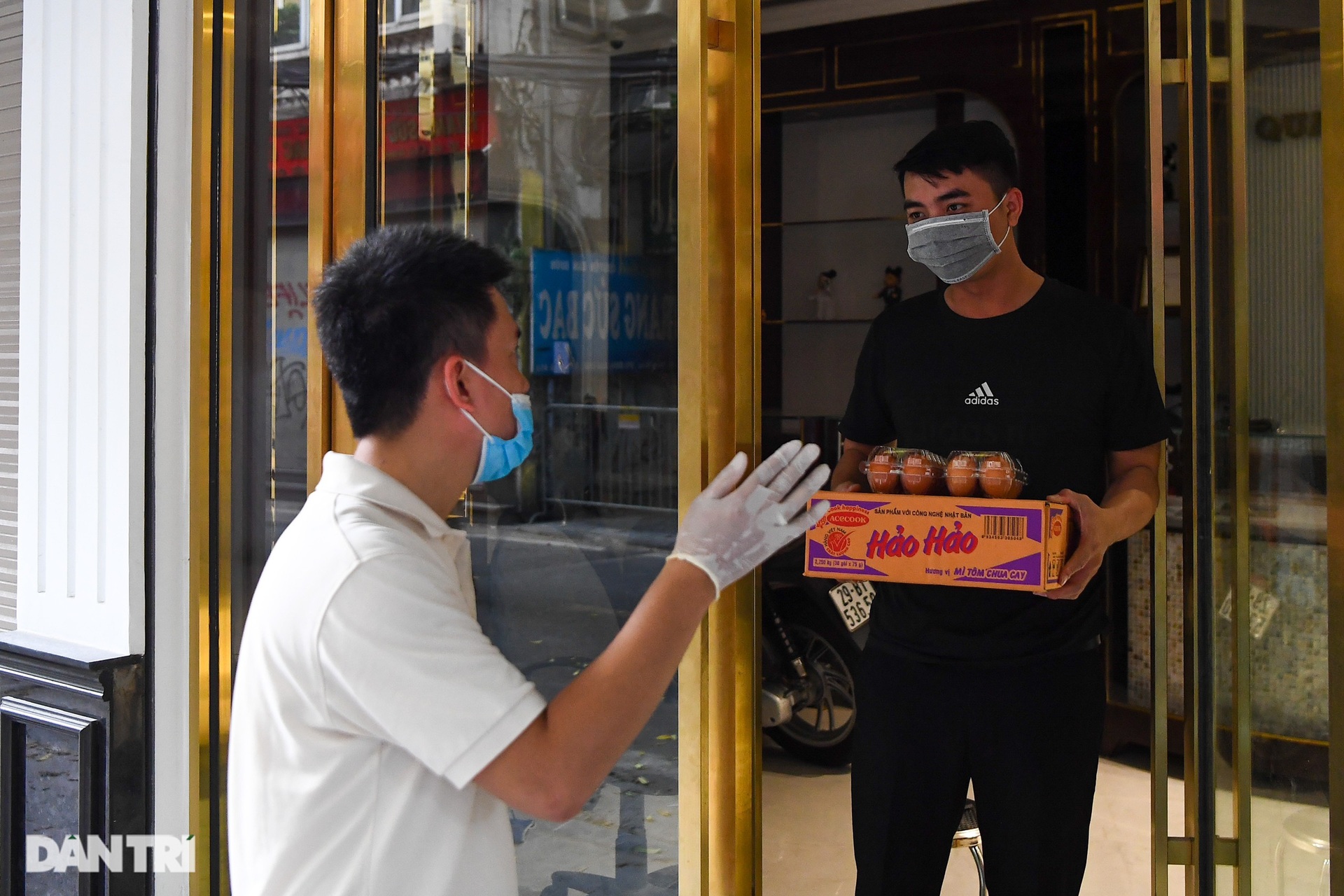 Dựng lều dã chiến ở phố Hàng Mắm, xét nghiệm người dân phố cổ liên quan F0 - 12 Dựng lều dã chiến ở phố Hàng Mắm, xét nghiệm người dân phố cổ liên quan F0 - 12