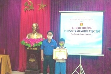 Nam sinh lớp 4 nhặt được dây chuyền vàng, tìm trả  người đánh mất