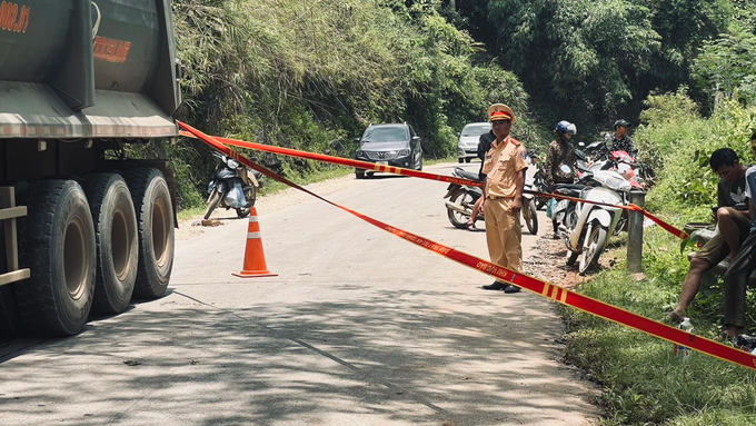 Xe bồn chở xăng, dầu lật chắn ngang đường quốc lộ - 3