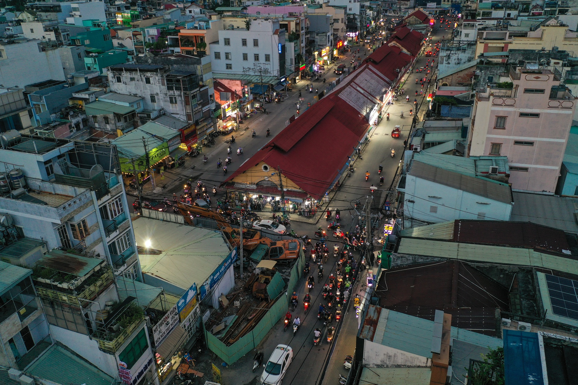 Lô cốt án ngữ giữa đường gây kẹt xe kéo dài ở TP Thủ Đức - 14