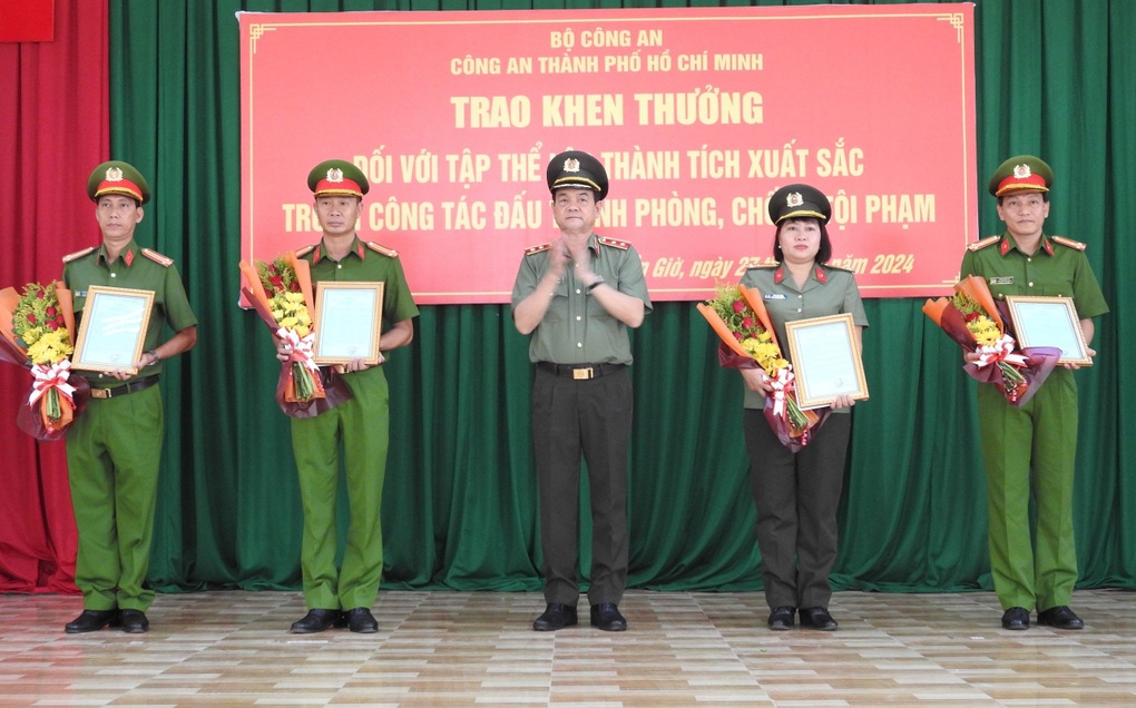 Công an TPHCM khen thưởng đơn vị phá án cô gái bị giết, giấu xác vào vali - 1 Công an TPHCM khen thưởng đơn vị phá án cô gái bị giết, giấu xác vào vali - 1