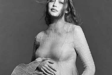 Siêu mẫu 9x khoe đường cong tuyệt mỹ khi mang bầu