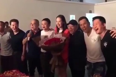 Jack Ma bên các diễn viên của “Công Thủ Đạo”