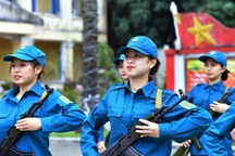 Xem các nữ dân quân bồng súng luyện tập diễu binh, diễu hành