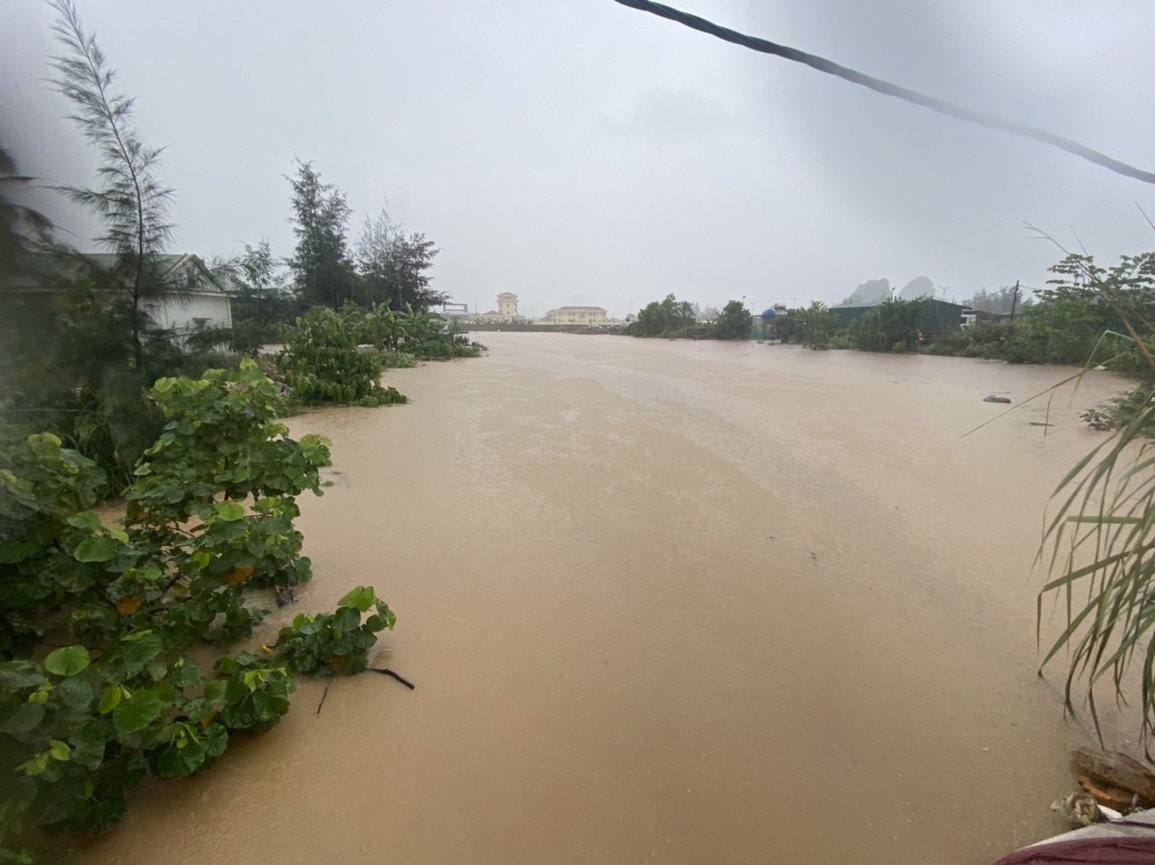 Mưa lớn kéo dài từ sáng đến trưa, nhiều tuyến đường ở Quảng Ninh ngập nặng - 1 Mưa lớn kéo dài từ sáng đến trưa, nhiều tuyến đường ở Quảng Ninh ngập nặng - 1