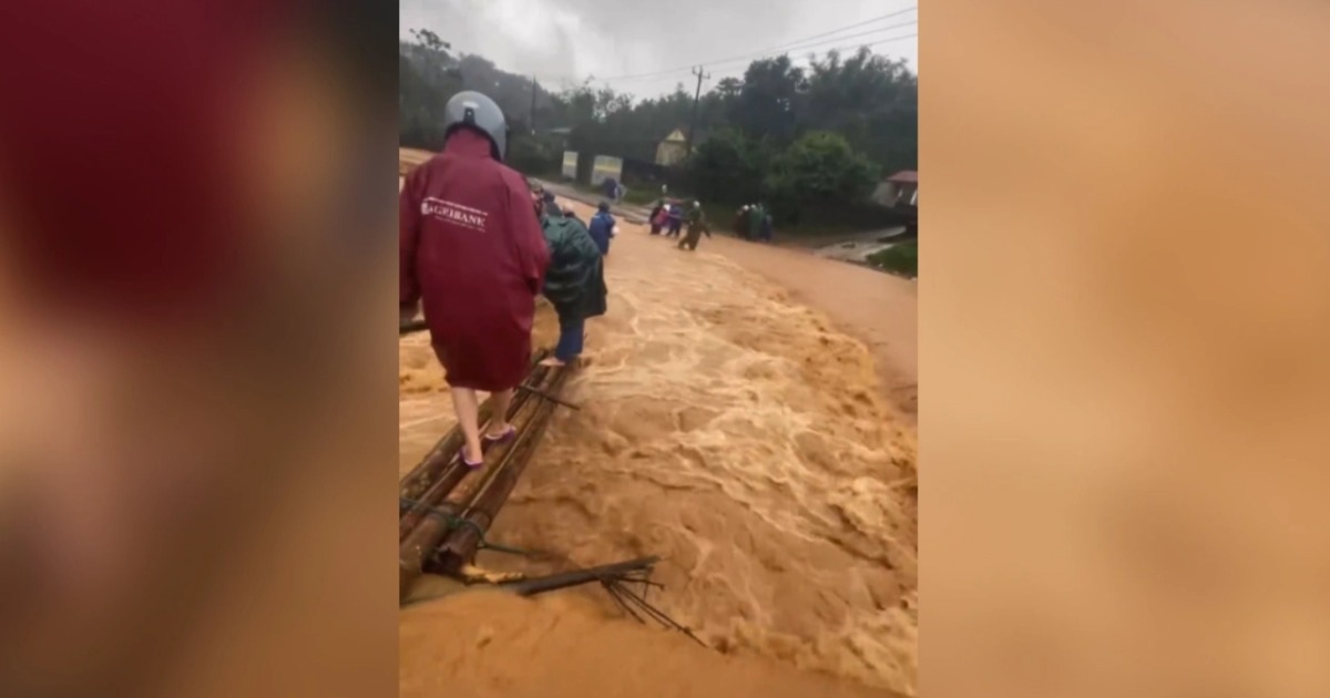 Giáo viên cắm bản vượt lũ trên cầu tạm làm từ 4 cây gỗ