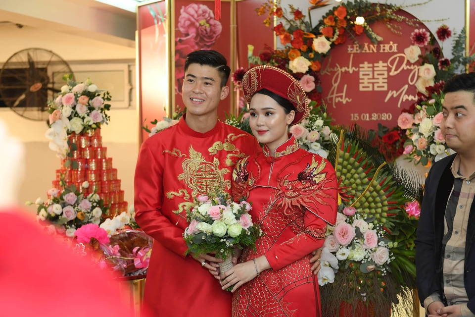 Cầu thủ Duy Mạnh và bạn gái nhà giàu làm lễ ăn hỏi, xôn xao cả phố Xã Đàn - 12 Cầu thủ Duy Mạnh và bạn gái nhà giàu làm lễ ăn hỏi, xôn xao cả phố Xã Đàn - 12