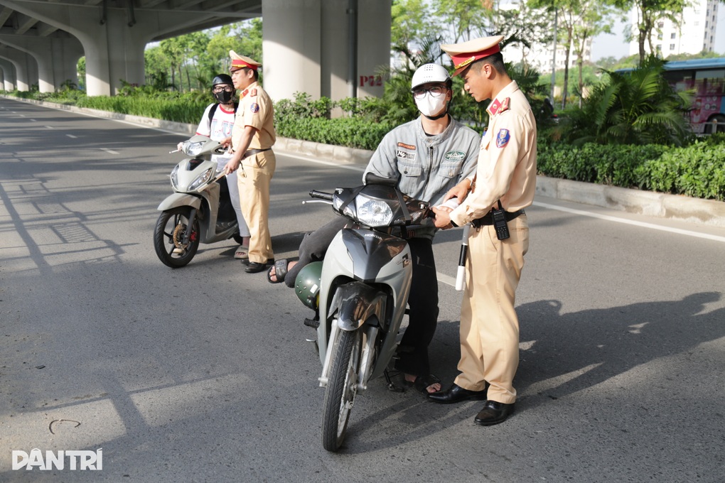 Hà Nội: Hàng loạt tài xế đi sai làn bị cảnh sát giao thông xử phạt - 1 Hà Nội: Hàng loạt tài xế đi sai làn bị cảnh sát giao thông xử phạt - 1