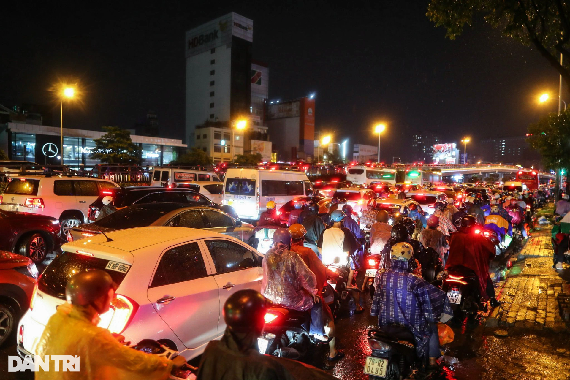Người dân TPHCM chôn chân gần 4km trên đường về nhà sau cơn mưa chiều - 9 Người dân TPHCM chôn chân gần 4km trên đường về nhà sau cơn mưa chiều - 9