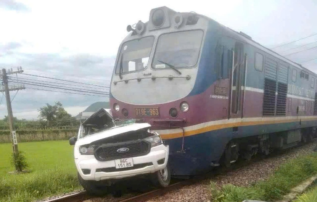 Ô tô bị tàu hỏa kéo lê gần 200m, đường sắt Bắc - Nam gián đoạn nhiều giờ - 1 Ô tô bị tàu hỏa kéo lê gần 200m, đường sắt Bắc - Nam gián đoạn nhiều giờ - 1
