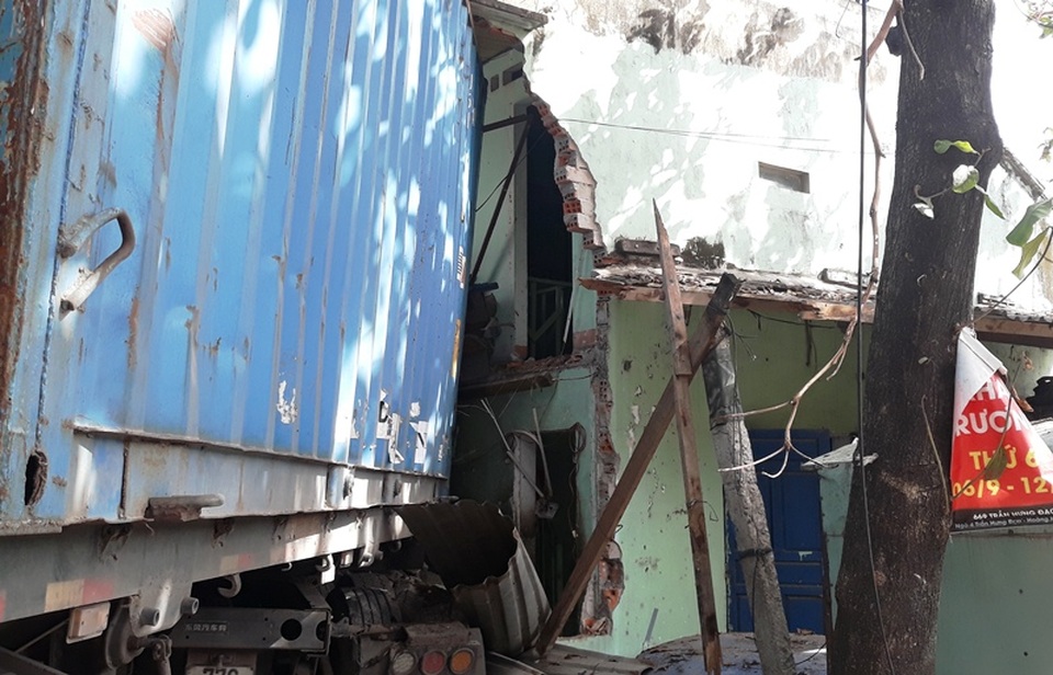 Xe đầu kéo đâm sập 2 nhà dân, tài xế tử vong trong cabin - 1 Xe đầu kéo đâm sập 2 nhà dân, tài xế tử vong trong cabin - 1