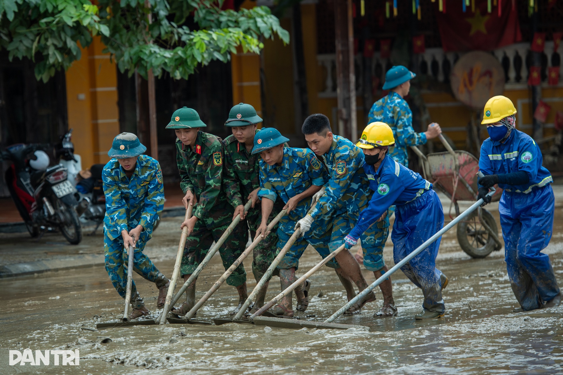 Hội An vẫn phủ kín bùn đất sau lũ, bộ đội căng mình dọn sạch - 5 Hội An vẫn phủ kín bùn đất sau lũ, bộ đội căng mình dọn sạch - 5