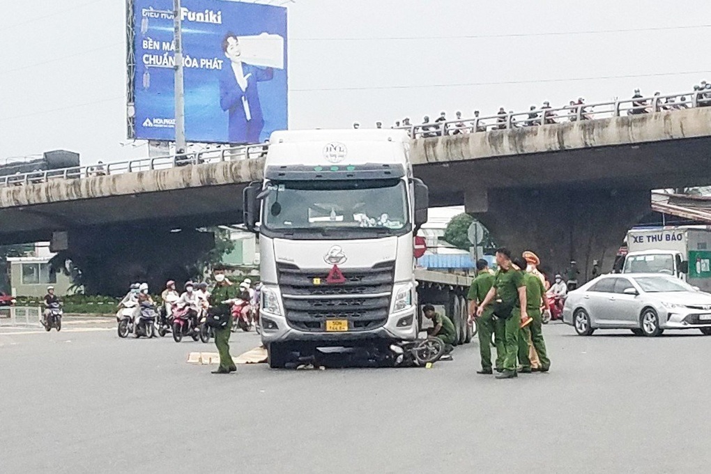 Hai nam thanh niên bị xe đầu kéo cán tử vong ở TPHCM - 1 Hai nam thanh niên bị xe đầu kéo cán tử vong ở TPHCM - 1
