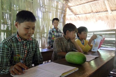 Chuyện chưa kể về một bản Mông nghèo hiếu học